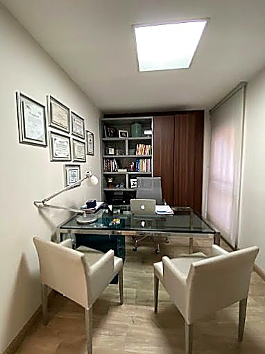 Consultório da Blanc com certificações na parede